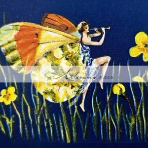 Puede incluir: Ilustración de un hada con alas de mariposa tocando la flauta, rodeada de flores amarillas y hierba alta sobre un fondo azul oscuro. El hada lleva un vestido azul. El texto "The Artisans shoppe" está en la imagen.
