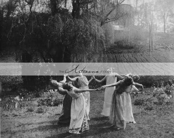 Instant Download Afdrukbare - Cirkel van vrouwen die dansen bij maanlicht - Wiccan Witches Halloween Goth Afdrukbare digitale downloadafbeelding
