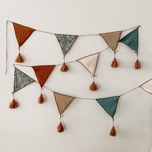 Karamel Bunting Vlaggen, Salie Groene Kwekerij Bunting, Driehoek Vlaggen, Garland Met Kwasten, Girl's Room Decor, Boho Garland, Scandi Kids Decor afbeelding 1