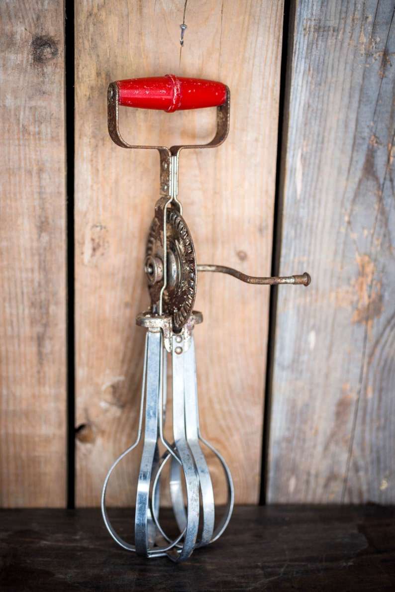Rustic Primitive Antique Hand Mixer Kitchen Utensil Vintage Egg Beater Shabby Chic Red Wood Handles Farmhouse Country Kitchen Kitchen Dining Home Living Mondobello Com Br