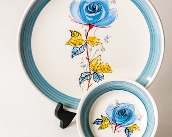 Plaque vintage à fleur bleu et bol - Rose Palissy Angleterre artisanale céramique bleu - plaque et petit bol fait par peint bleu rose à la main