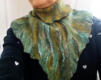 Neck warmer. Backus. Mantle. Original accessory covering and warming the neck, back, chest and shoulder. Merino wool, viscose. GreenYellow