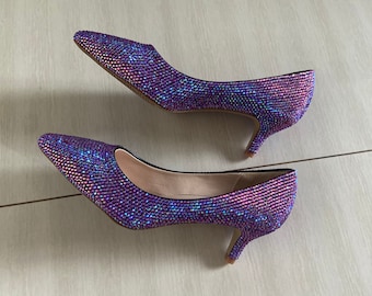 Arco Iris púrpura zapatos brillantes bonitos zapatos de tacón de diamantes de imitación púrpura zapatos de mujer, tacones bajos puntiagudos tacones de mujer personalizados swarovski cristal púrpura