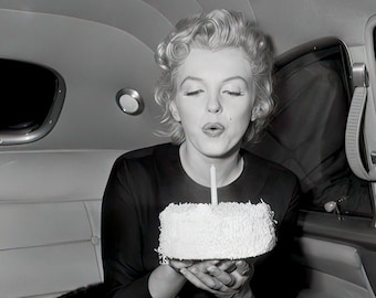 Marilyn Monroe birthday card - old Hollywood, vintage, movie star, birthday cake, candles, happy birthday, celebration [814-006]