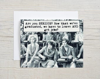 Może przedstawiać: Czarno-białe zdjęcie grupy młodych ludzi w togach absolwentów, siedzących w klasie. Tekst brzmi "Are you SERIOUS? Now that we've graduated, we have to leave AND get jobs?"