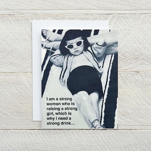 Estoy criando a una niña fuerte... tarjeta de mamá, tarjeta de hija, solo porque sí, tarjeta de amistad, tarjeta de paternidad, tarjeta de bebida [814-282]