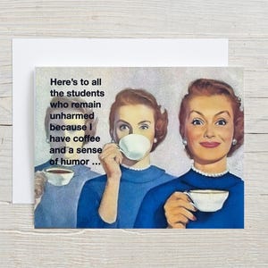 Un brindis por todos los estudiantes que permanecen ilesos... divertida tarjeta de felicitación en blanco, tarjeta sarcástica, divertida tarjeta para maestros [814-356]