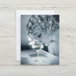 Carte de fête, félicitations, bravo... carte de voeux, vintage, jeune fille sirotant du champagne, permet de célébrer, carte de bonne année [814-318]