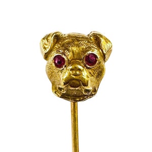 以下が含まれることがあります： ルビーレッドの目をした、詳細なパグの頭部が描かれたゴールドトーンのネクタイピン