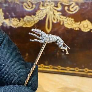 Victoriaans, 15 kt roségoud, Diamond & Ruby running Greyhound-stick, stropdas, dasspeld, circa 1900