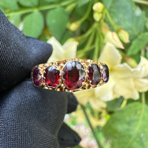 Victorian 9ct gold Garnet five stone ring, Circa … - image 6