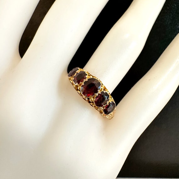 Victorian 9ct gold Garnet five stone ring, Circa … - image 8