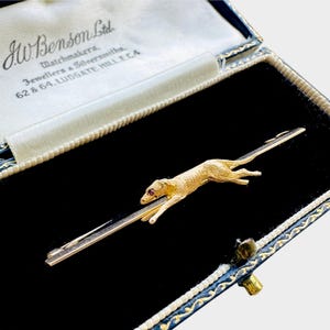 Broche antiguo de galgo – Broche de perro de oro de 9k con ojo de rubí – Caja original de cuero azul J W Benson – Joyería vintage de colección