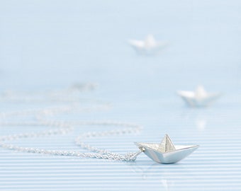 Pendentif PAPER BOAT avec chaîne * Chaîne de bateau en origami * Collier voilier * Pendentif bateau en papier origami * Cadeaux pour femmes