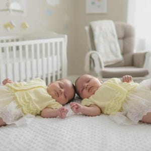 Patrón de tejido para cárdigan de bebé Allison DK, conjunto completo para niñas, bebés y niños pequeños.