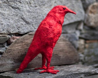 Oiseau Corbeau, oiseau Animal rouge, papier mâché Art, oiseau rouge, Figurine de Corbeau noir, cadeau recyclé, Sculpture d’oiseau, oiseau amoureux cadeau, idée cadeau