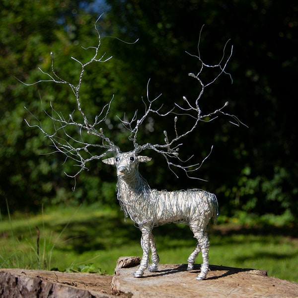 Sculpture de chevreuil, cerf Decor, cadeau maison, Art du fil, cadeau de Noël, Sculpture animalière, Figurine animale, cadeau Collector