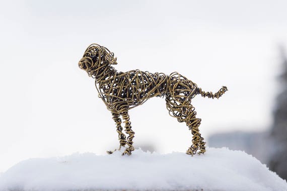犬の置物、黄色い犬、犬の彫刻、犬の像、ワイヤード動物アート、金属製 
