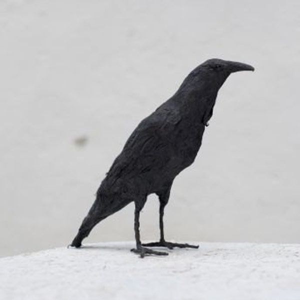 Sculpture en papier mache, sculpture de corbeau, fête des pères, sculpture de corneille, sculpture d’oiseau, sculpture animale, figurine de corbeau, animal de papier mâché