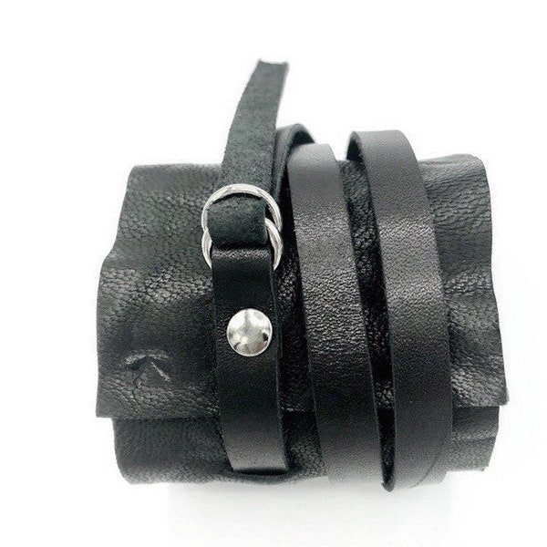 Bracelet manchette en cuir noir froissé SKIN