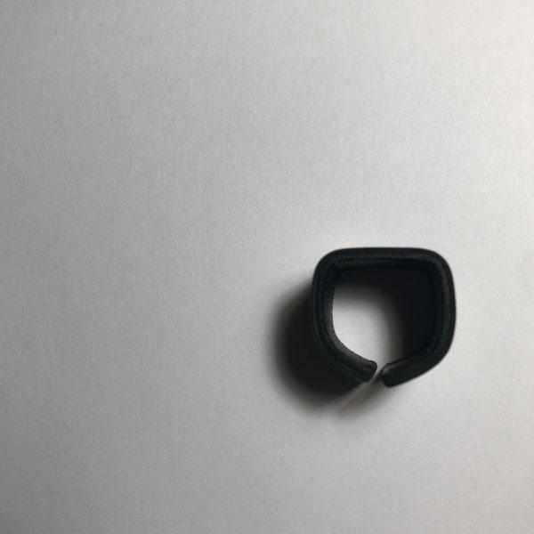 Bague carrée en cuir noir unisexe STRUKTUR-C5