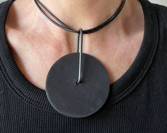 Collier pendentif en cuir noir DISK