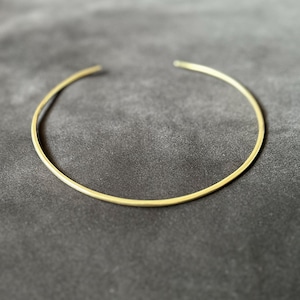 KORIAN minimalistiskt armband i mässing med vridmoment