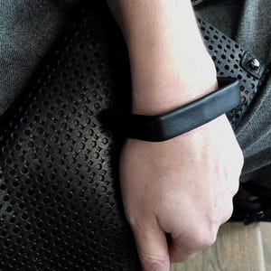 STRUKTUR-R1 rektangulärt svart läderarmband