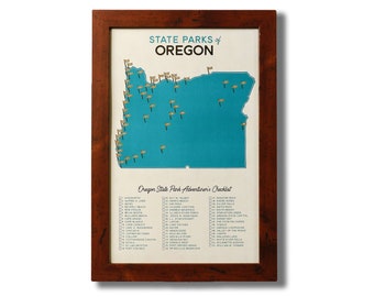 Könnte beinhalten: Eine gerahmte Karte von Oregon mit einer blauen Umrandung des Bundesstaates und goldenen Stecknadeln, die die Standorte der State Parks markieren. Der Text "State Parks of Oregon" befindet sich oben auf der Karte. Unter der Karte befindet sich eine Liste mit dem Titel "Oregon State Park Adventurer's Checklist" mit einer Liste der State Parks.