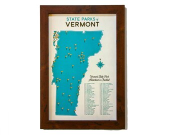 Puede incluir: Un mapa enmarcado de los Parques Estatales de Vermont, con un contorno turquesa del estado e iconos de alfiler dorados que marcan cada parque. El texto "STATE PARKS of VERMONT" está en la parte superior del mapa. Una lista de la Lista de Control de Aventuras de los Parques Estatales de Vermont está a la derecha del mapa.