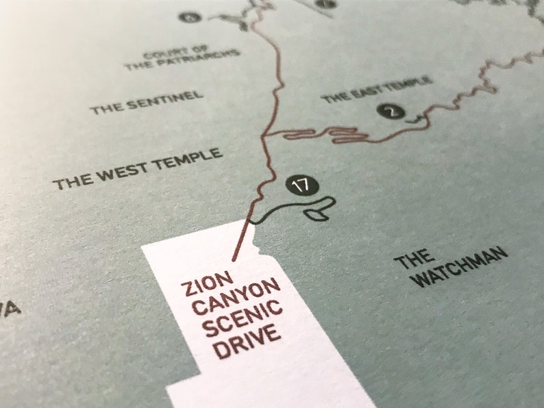 Op de afbeelding: Een kaart van de Zion Canyon Scenic Drive met de route in bruin gemarkeerd. De kaart bevat bezienswaardigheden zoals The Sentinel, The West Temple, The East Temple en The Watchman.