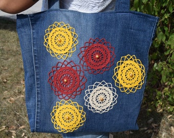 Borsa da donna in jeans. Borsa in denim con fodera. Borsa a tracolla. Borsa molto elegante riciclata con vecchi jeans. Decorata con motivi all'uncinetto.