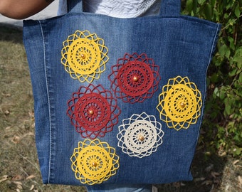 Bolso de mujer de jeans. Bolso vaquero con forro. Bolso bandolera. Bolso muy estiloso reciclado con jeans viejos. Decorado con motivos de ganchillo.