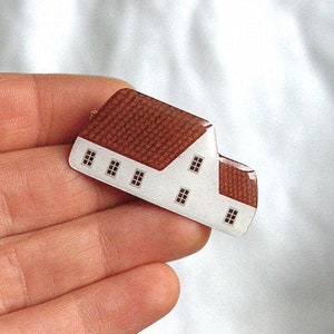 小さな家のブローチ「赤い屋根の家」 / 小さな家のバッジピン、居心地の良いヒュッゲギフト、小さなスカンジナビアの家のギフト、クリスマスの家のブローチピン