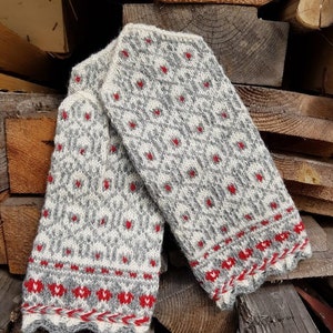 Traditional design Latvian handmade mittens wool gloves woman Tines