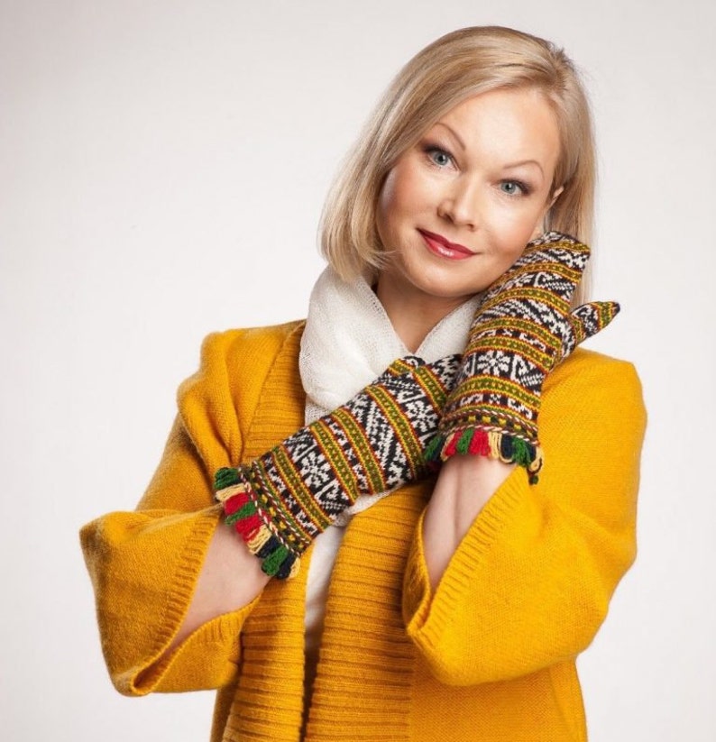 Traditional design Latvian handmade mittens wool gloves woman Tines