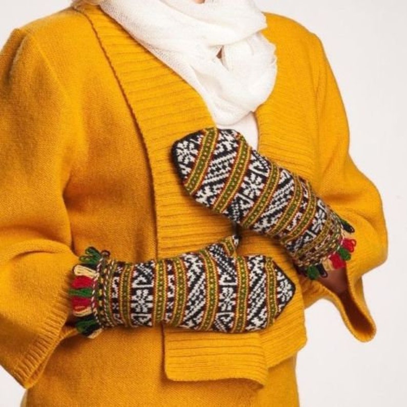 Traditional design Latvian handmade mittens wool gloves woman Tines