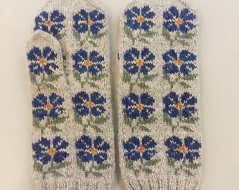 Traditional design Latvian handmade mittens wool gloves woman Tines