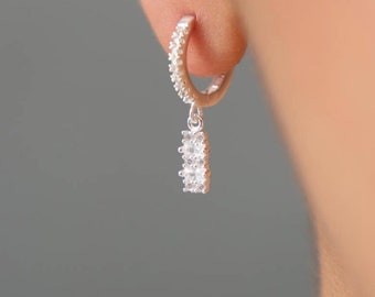 Pendientes de aro Huggie de plata de ley con pavé de circonitas cúbicas. Pendientes de aro Huggie colgantes de diamantes. Pendientes nupciales. Regalos para fiestas nupciales.