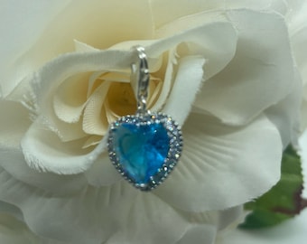 Charm de ramo de novia con forma de corazón de aguamarina azul. Algo azul. Accesorio de ramo, recuerdo de boda