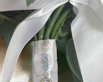 Encanto de ramo de novia de herradura. Algo azul. Accesorio de ramo, recuerdo de boda.