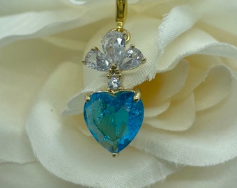 Charm de ramo de novia con forma de corazón de aguamarina brillante. Algo azul. Accesorio de ramo, recuerdo de boda