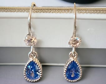 Delicados aretes de plata de ley en forma de lágrima con algo azul para la novia. Pendientes nupciales, boda.