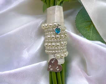 Enveloppe de bouquet de mariée en perles avec un coeur bleu. Coeur en argent avec date de mariage estampée à la main. Personnalisation. Bouquet de mariée.