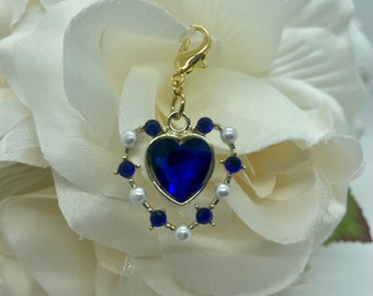 Charm de corazón azul con ramo de novia de perlas. Algo azul. Accesorio de ramo, recuerdo de boda