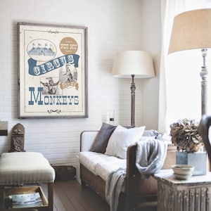 Puede incluir: Un cartel de estilo vintage con un marco de madera desgastado. El cartel presenta un tema de circo azul y blanco con el texto "Not My Circus, Not My Monkeys". El cartel se muestra en una pared de ladrillo blanco en un ambiente de sala de estar.