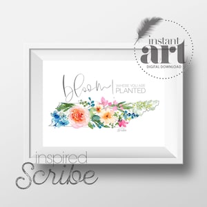 Może przedstawiać: Aquarela przedstawiająca stan Tennessee z kwiatowym wzorem i tekstem "Bloom where you are planted". Obraz jest oprawiony w białą ramę i zawiera napis "inspired Scribe" u dołu.