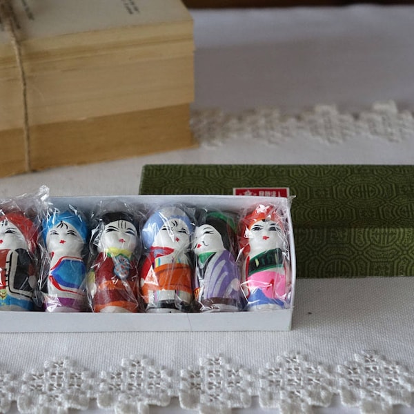 Figurines Minjianniren vintage - Années 70 - Ensemble de 6 petites figurines chinoises colorées - En argile peinte - MINJIANNIREN