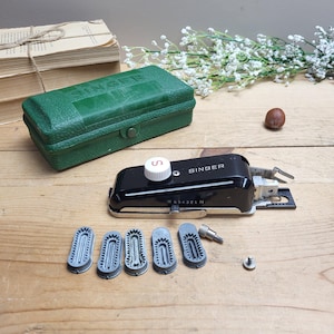 Singer Buttonholer 160506: Sewing Machine Attachment with Templates