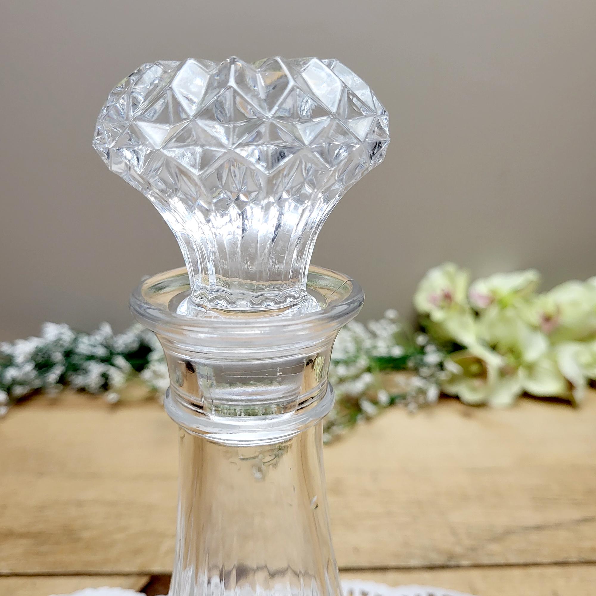 ダイヤモンドモチーフのヴィンテージクリアカットガラスデカンタ